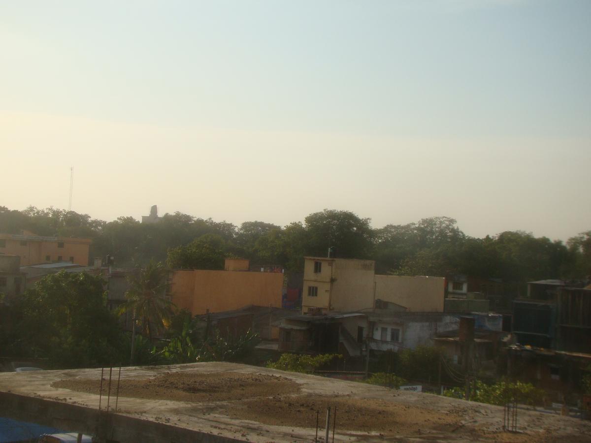 Down Town Hotel Ponnarankulama Buitenkant foto