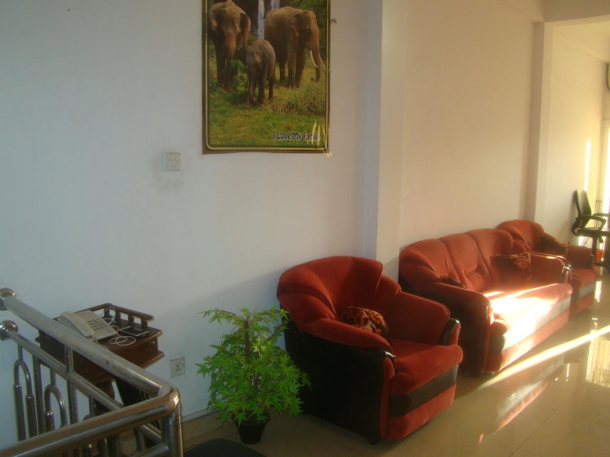 Down Town Hotel Ponnarankulama Buitenkant foto