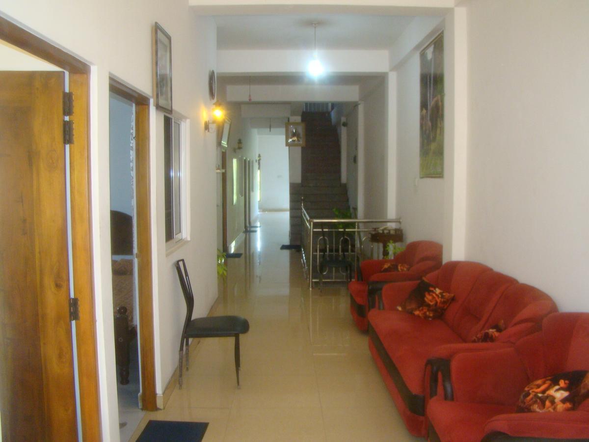 Down Town Hotel Ponnarankulama Buitenkant foto