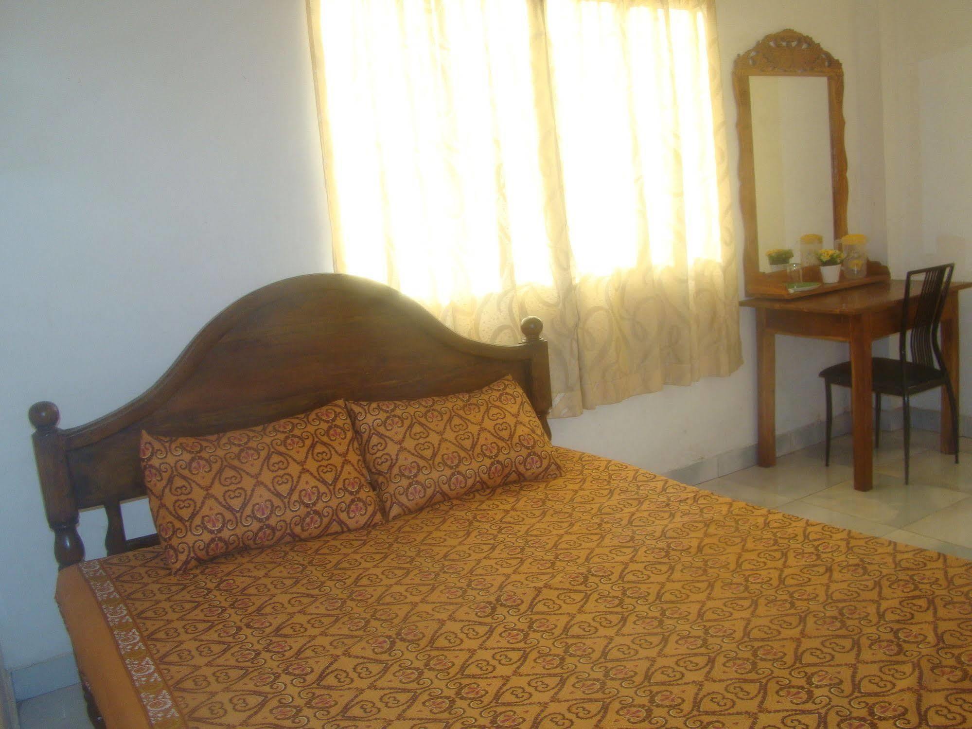 Down Town Hotel Ponnarankulama Buitenkant foto