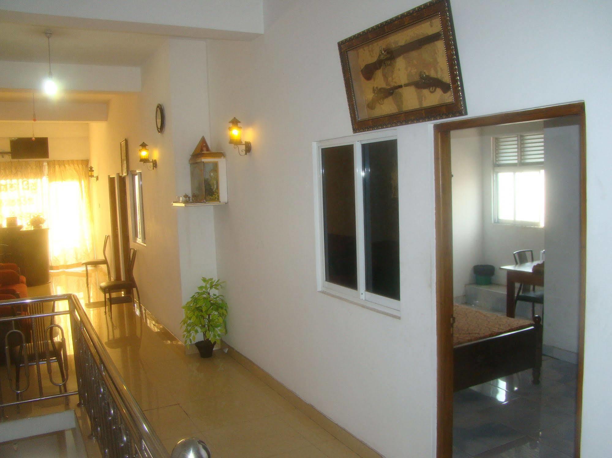Down Town Hotel Ponnarankulama Buitenkant foto